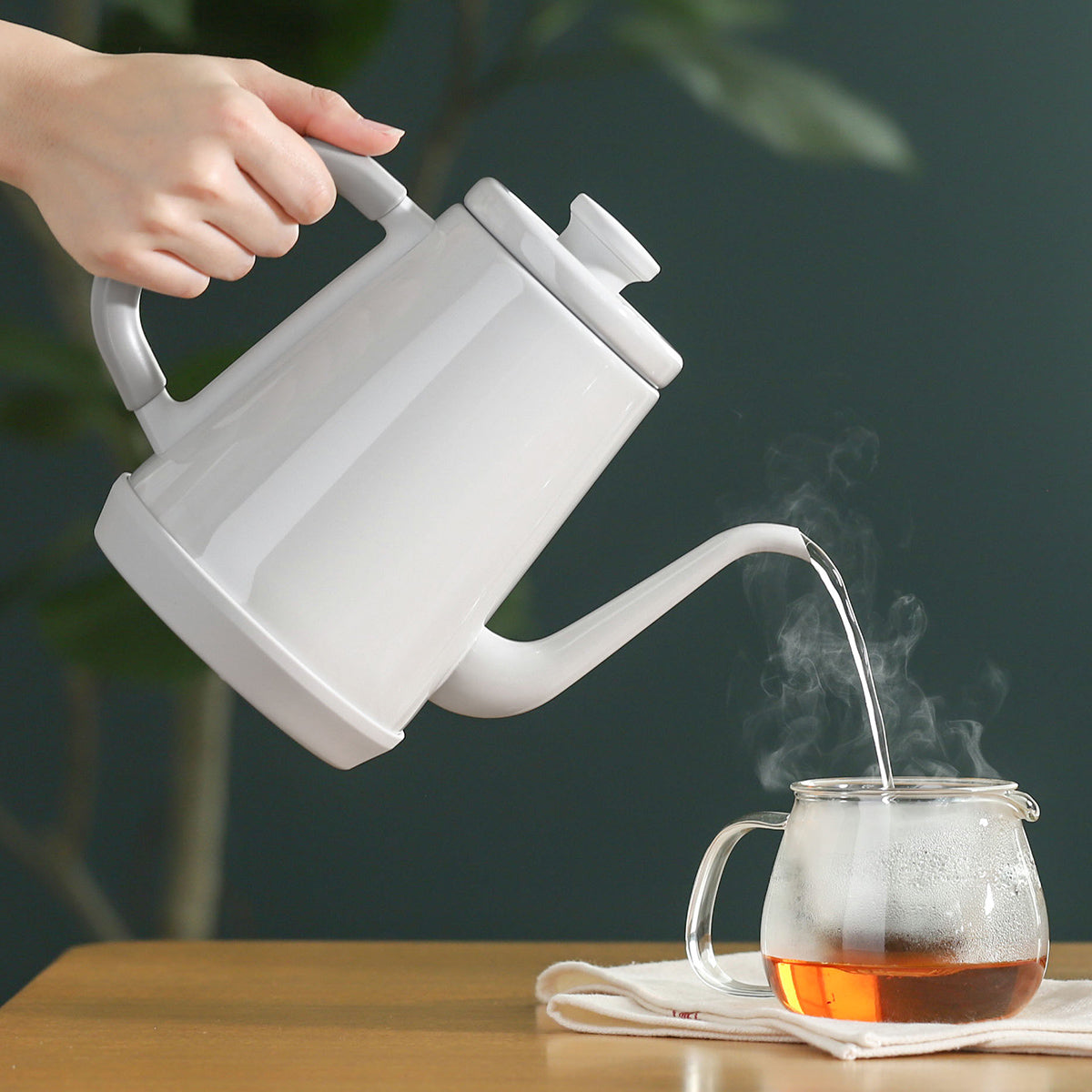 ホーロー調の電気ケトル。50~100度まで8段階の温度調節ができるので、お茶を淹れたりコーヒーのハンドドリップはもちろん、様々な料理にも使えます。最大30分の保温機能付きです。